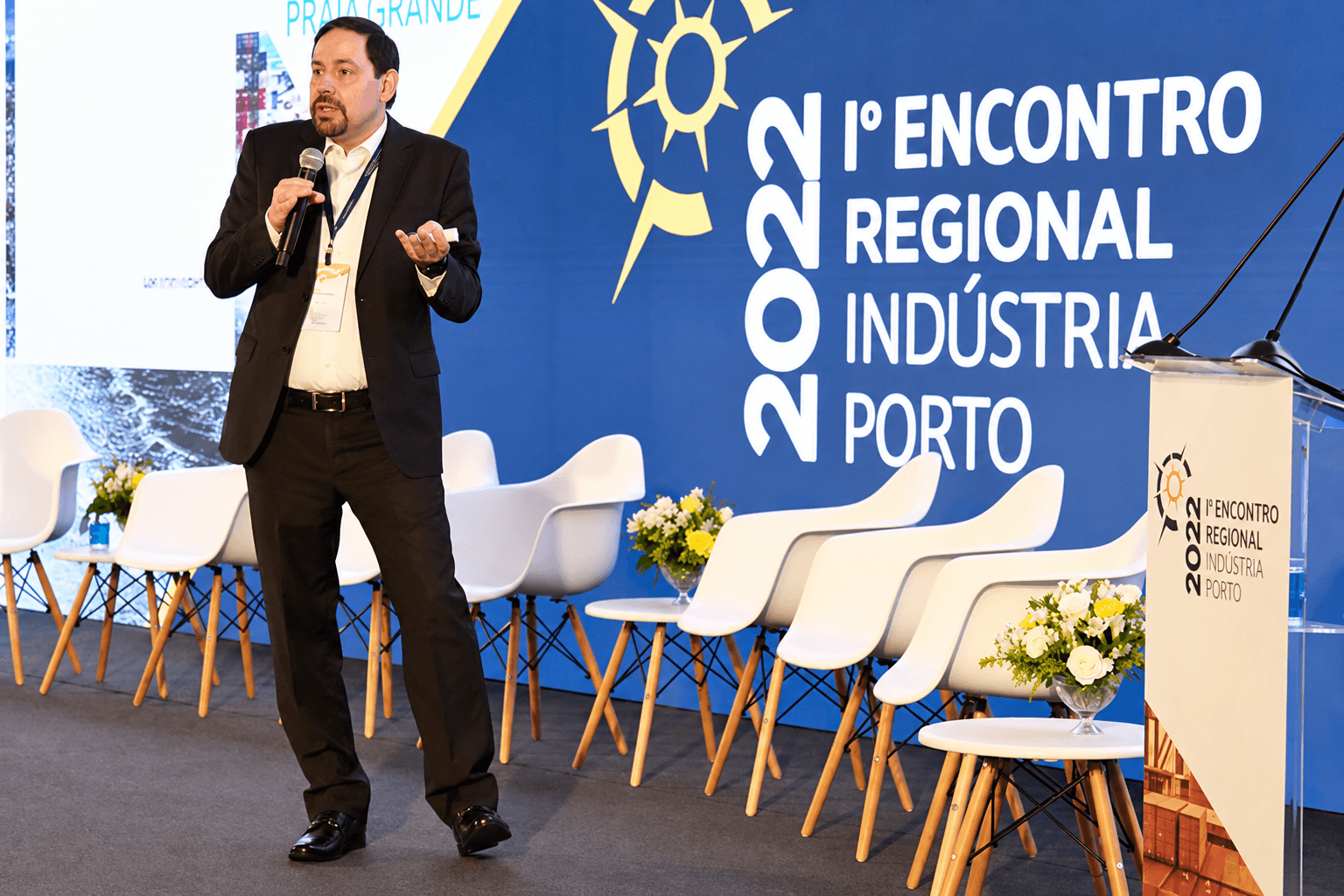 Palestrante no palco do Encontro Regional
