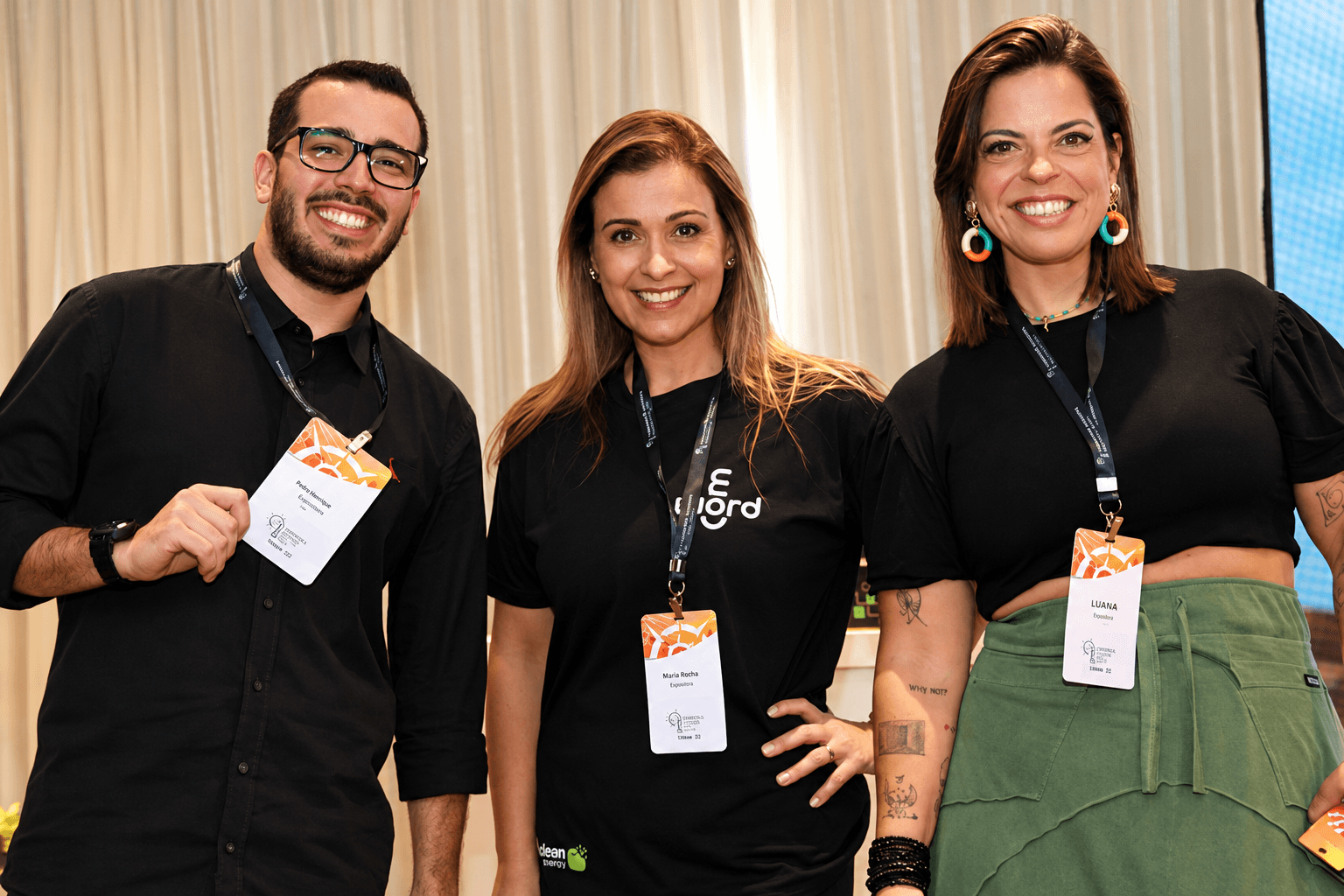 Três participantes reunidos na conferência
