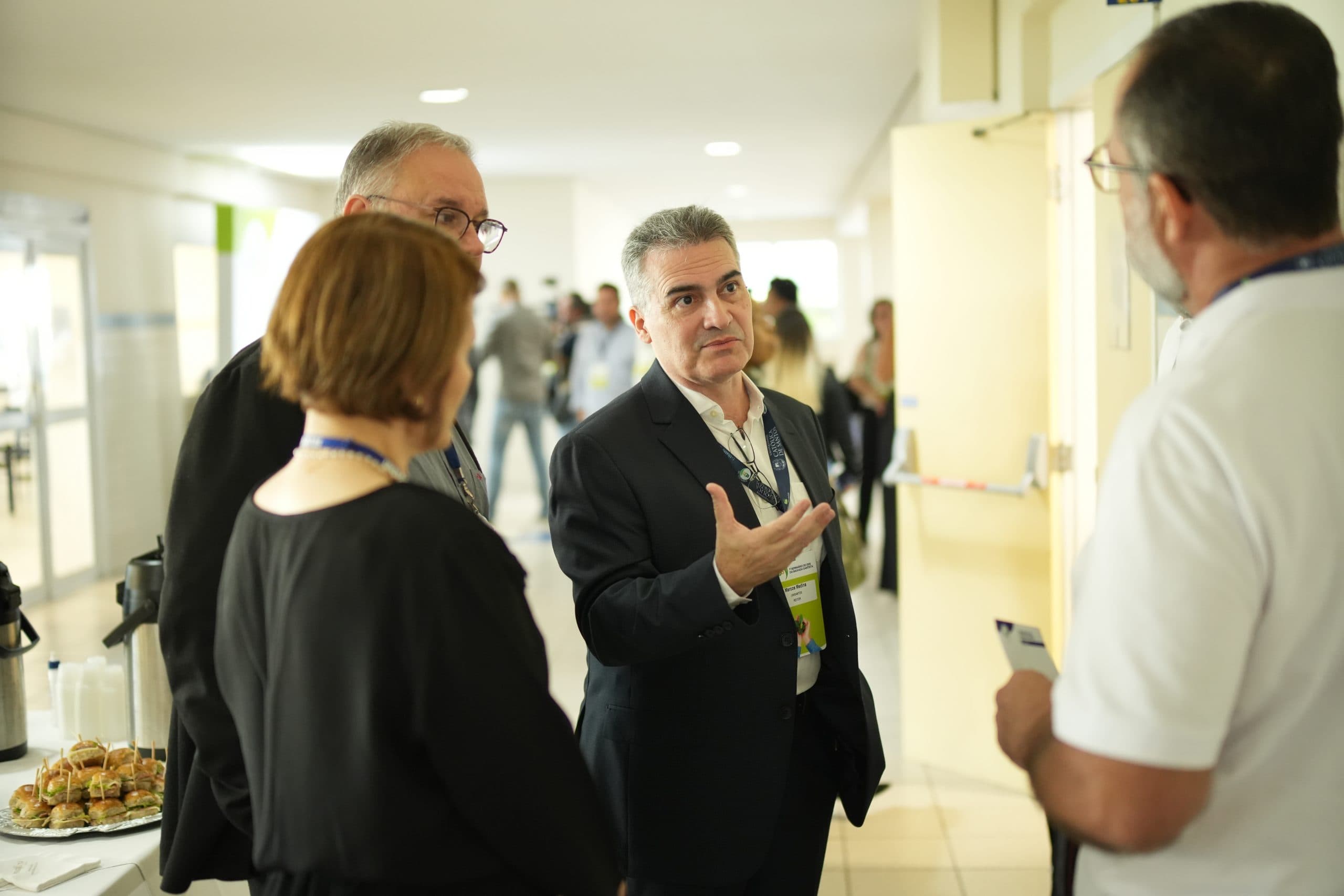 Participantes conversando na recepção do Seminário de ODS