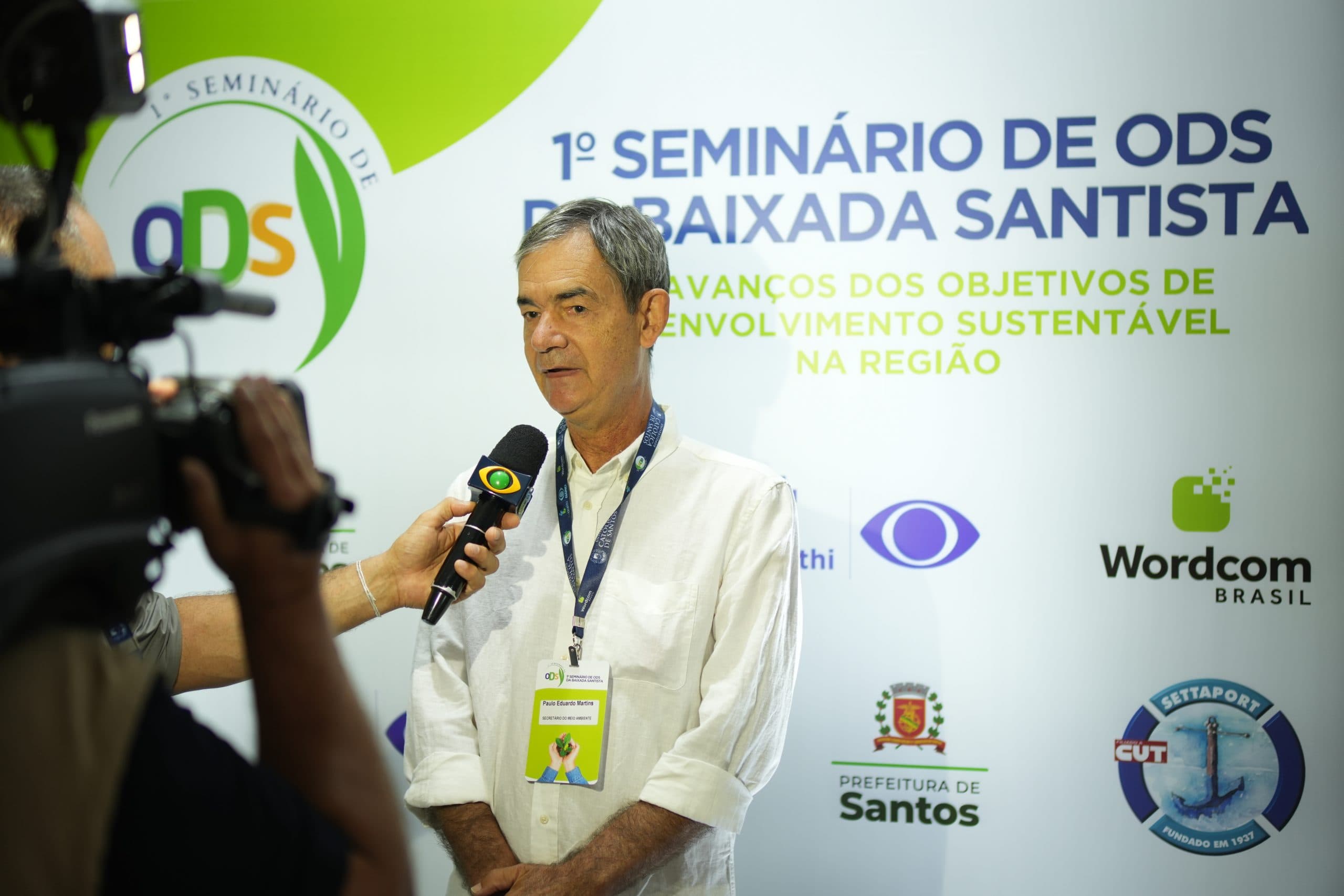 Entrevista em frente ao painel do Seminário de ODS