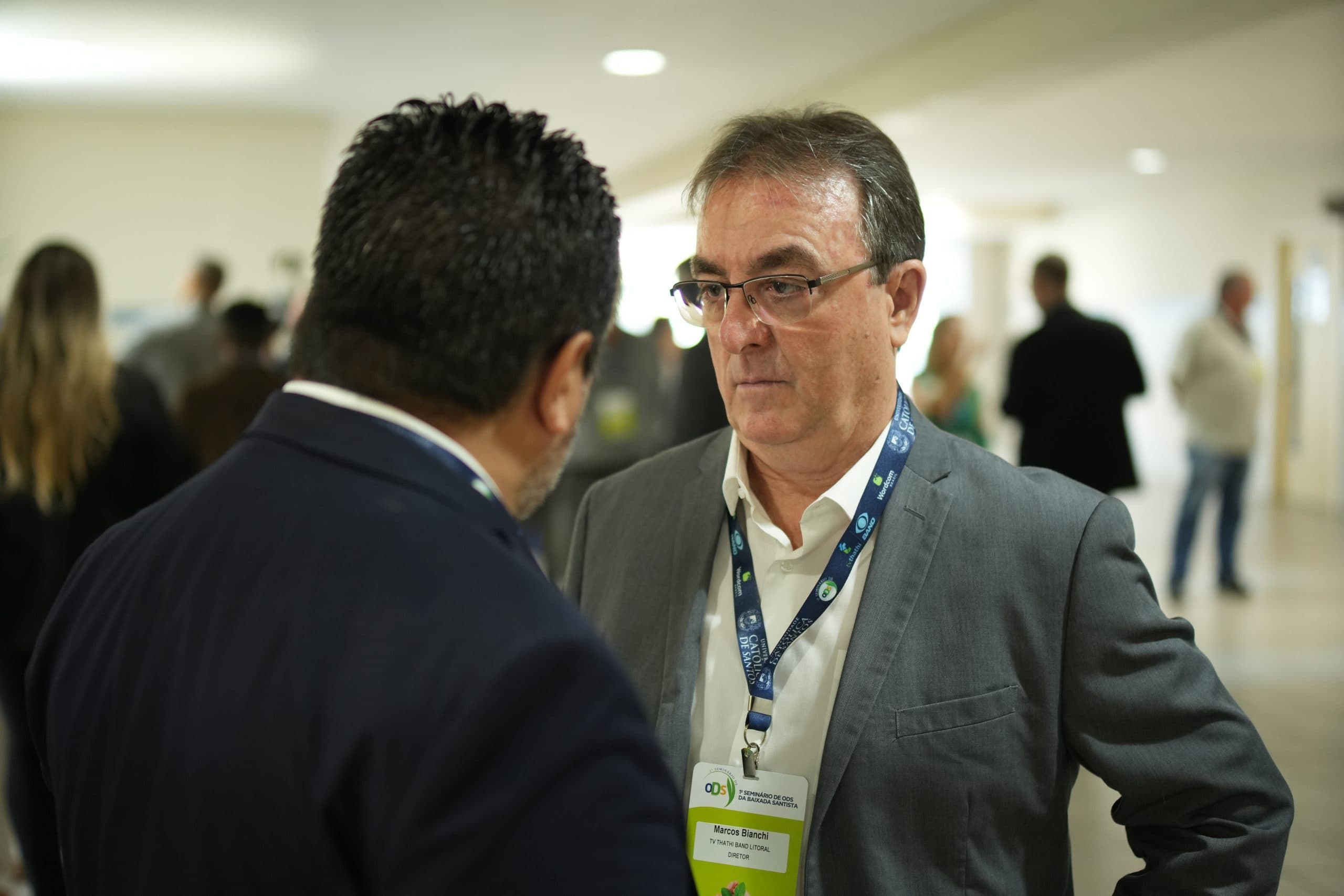 Participantes reunidos no espaço do evento