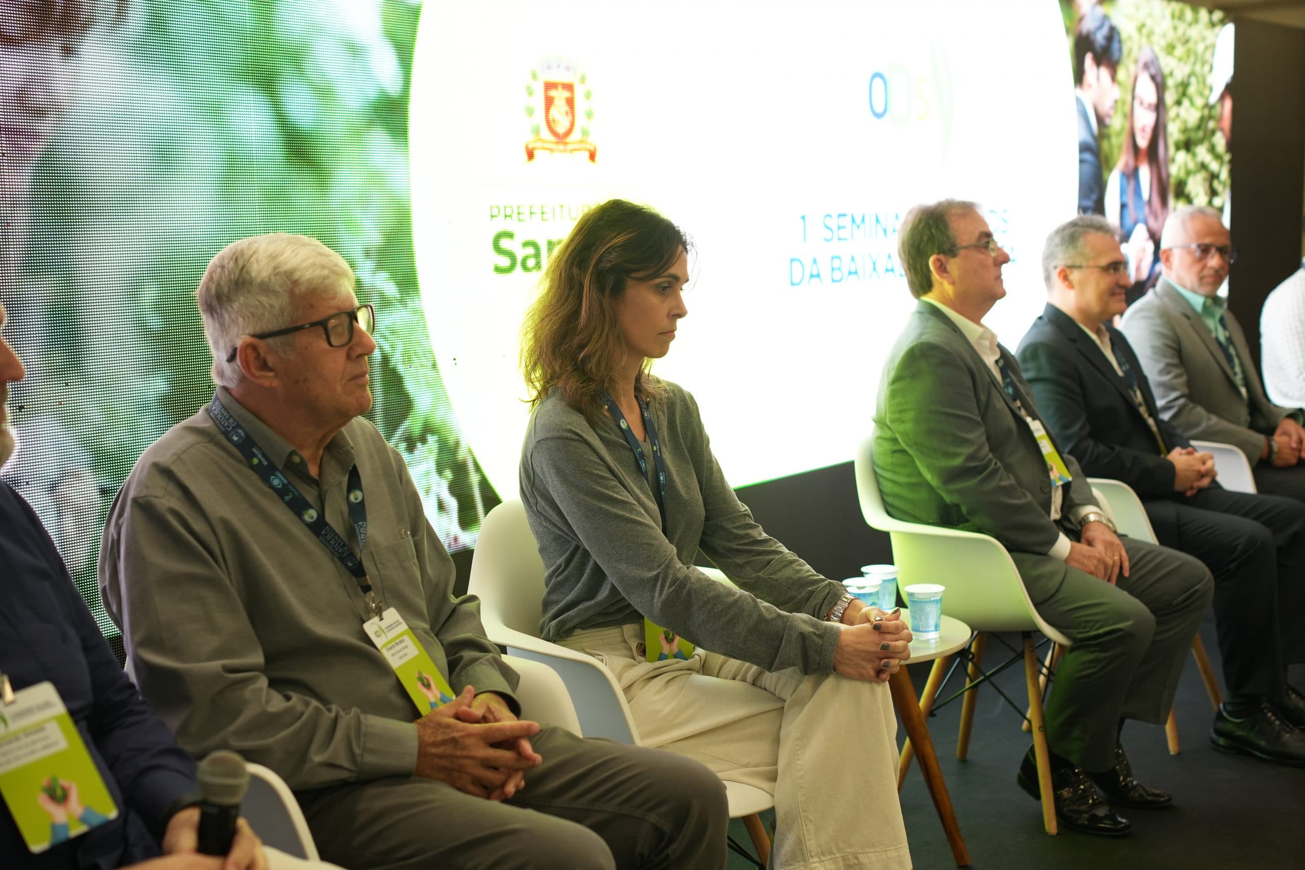 Integrantes de um painel temático no palco do seminário
