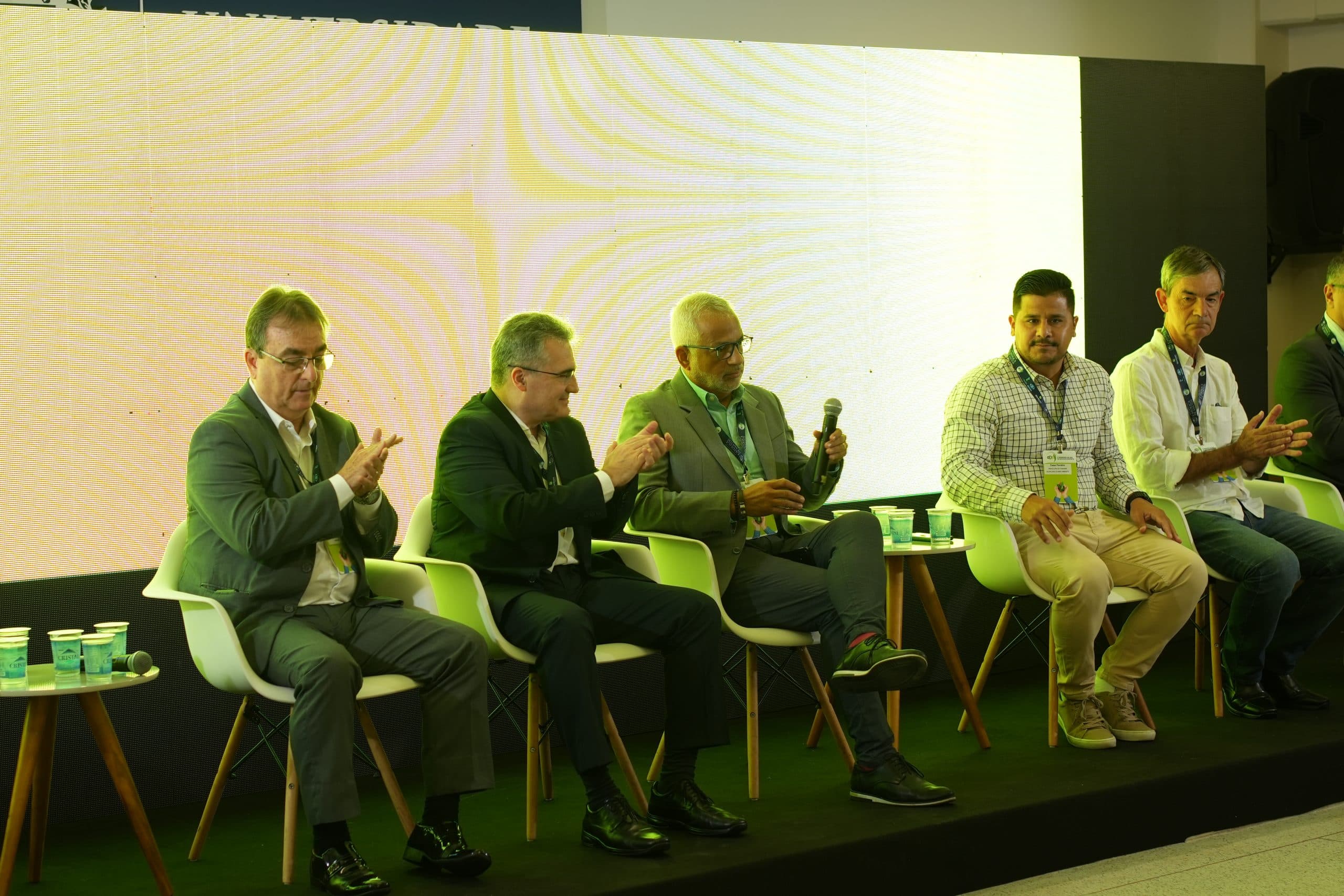 Debate entre os participantes de um painel sobre sustentabilidade