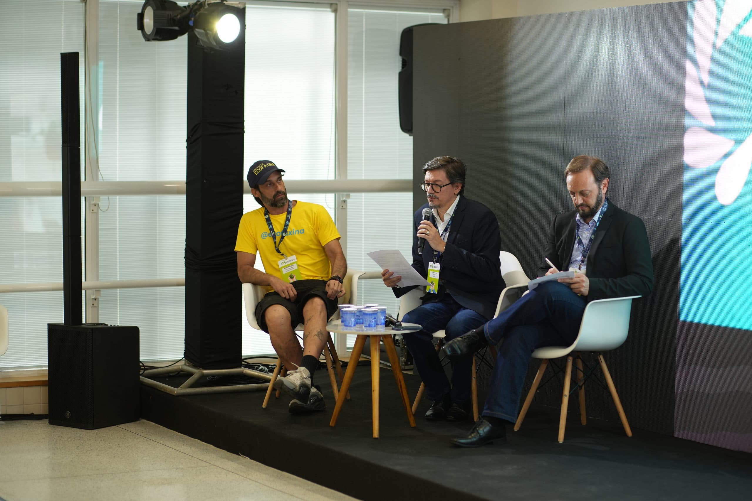 Especialistas conversando em um painel do seminário