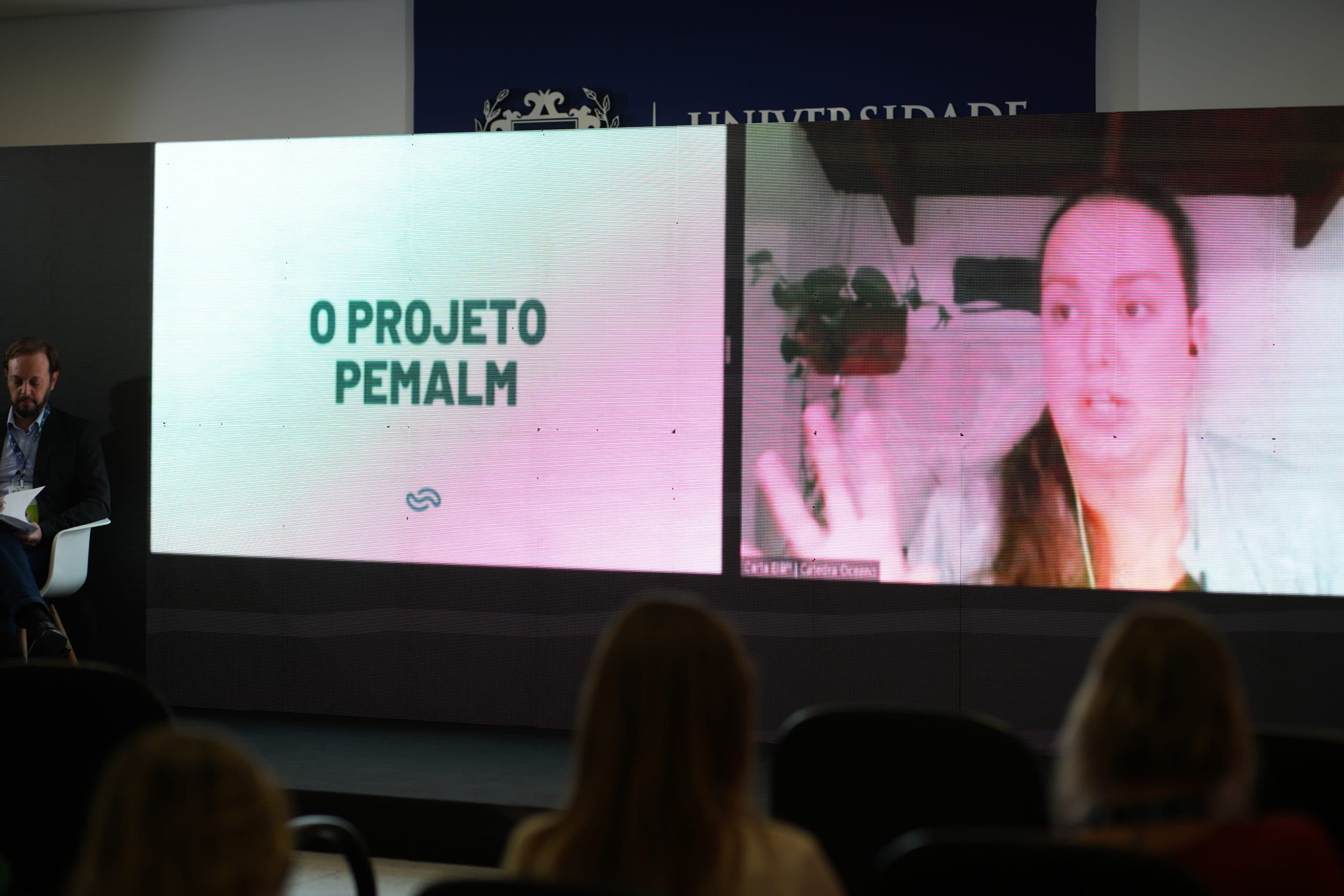 Apresentação do Projeto Pemalmi no telão do evento