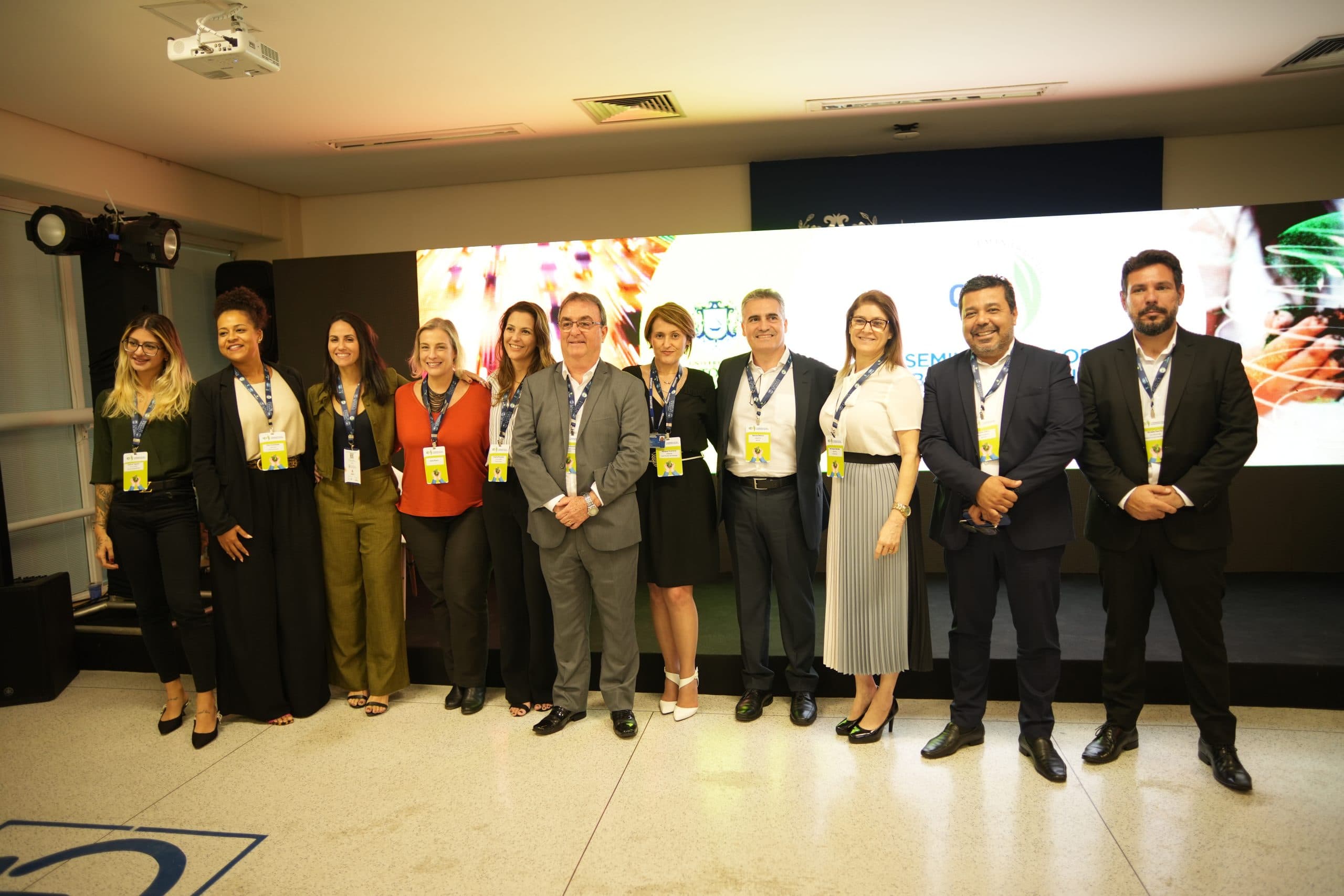 Grupo de participantes reunidos no auditório do seminário